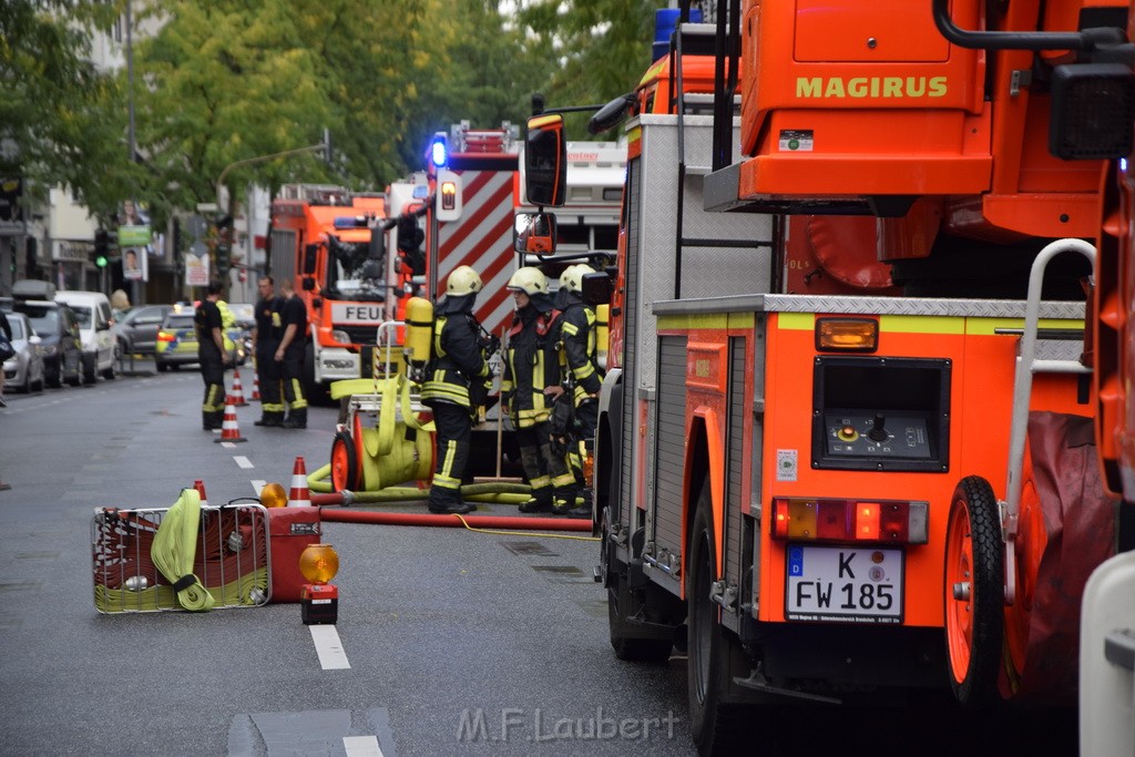 Feuer 2 Koeln Nippes Neusserstr P110.JPG - Miklos Laubert